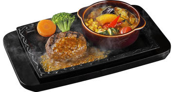 写真：ハンバーグと夏野菜カレー（ソースなし）