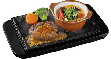写真：ハンバーグとレッドカレー（ソースなし）