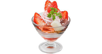 写真：いちごと桜のミニパフェ