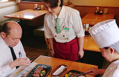 写真：店舗試食